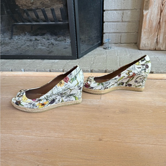 Gucci Women's Floral Peep Toe Canvas Wedge Shoes with Horsebit - Picture 3 of 6